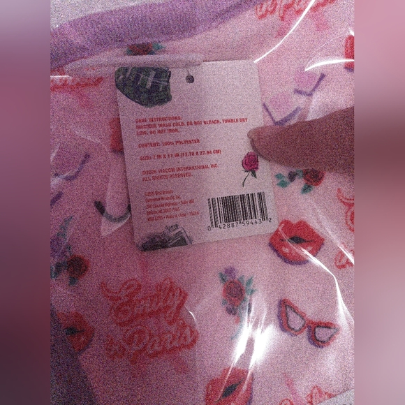 Emily In Paris Towel - Picture 5 of 6